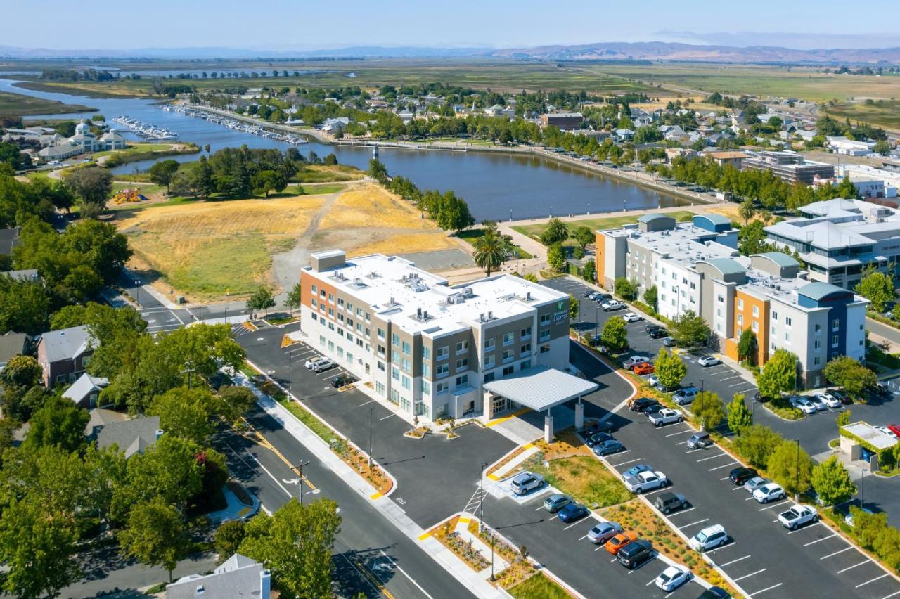 Holiday Inn Express & Suites - Suisun City By Ihg Exterior foto